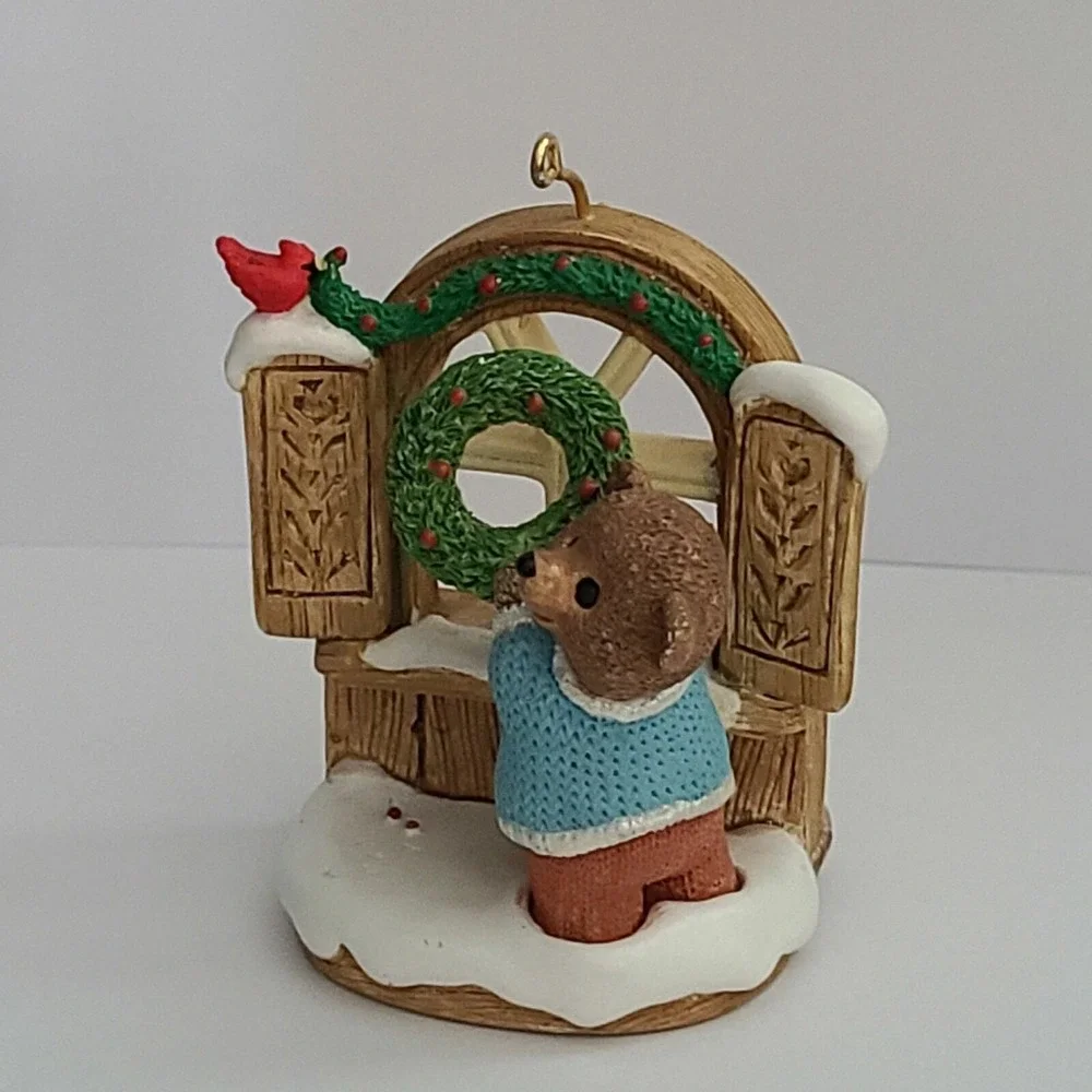 Hallmark Keepsake Ornament 1996 Tender Touches Bear Decorating Wreath Christmas‎